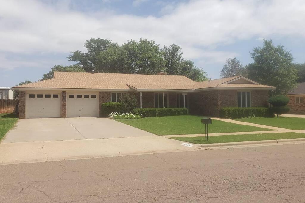 Hot Tub, Privacy, Sleeps 11 & Tons Of Space! Lubbock Exteriör bild