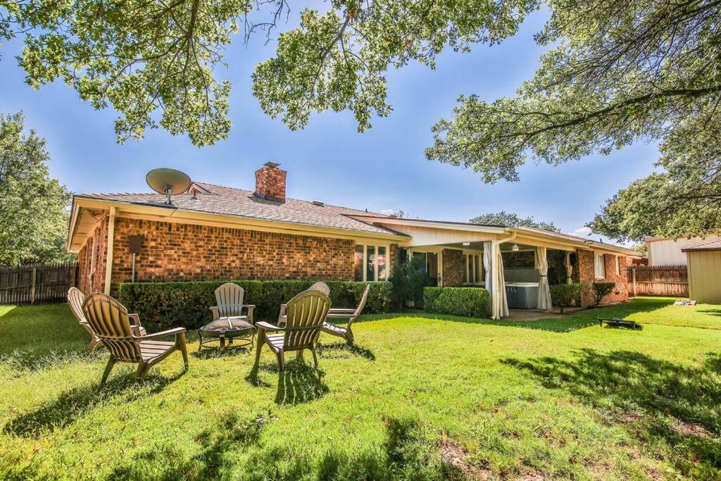 Hot Tub, Privacy, Sleeps 11 & Tons Of Space! Lubbock Exteriör bild